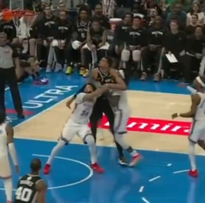 必发APP-专搞超巨？多特圣诞大战险些搞伤文班 今日撩阴腿惹约基奇暴怒